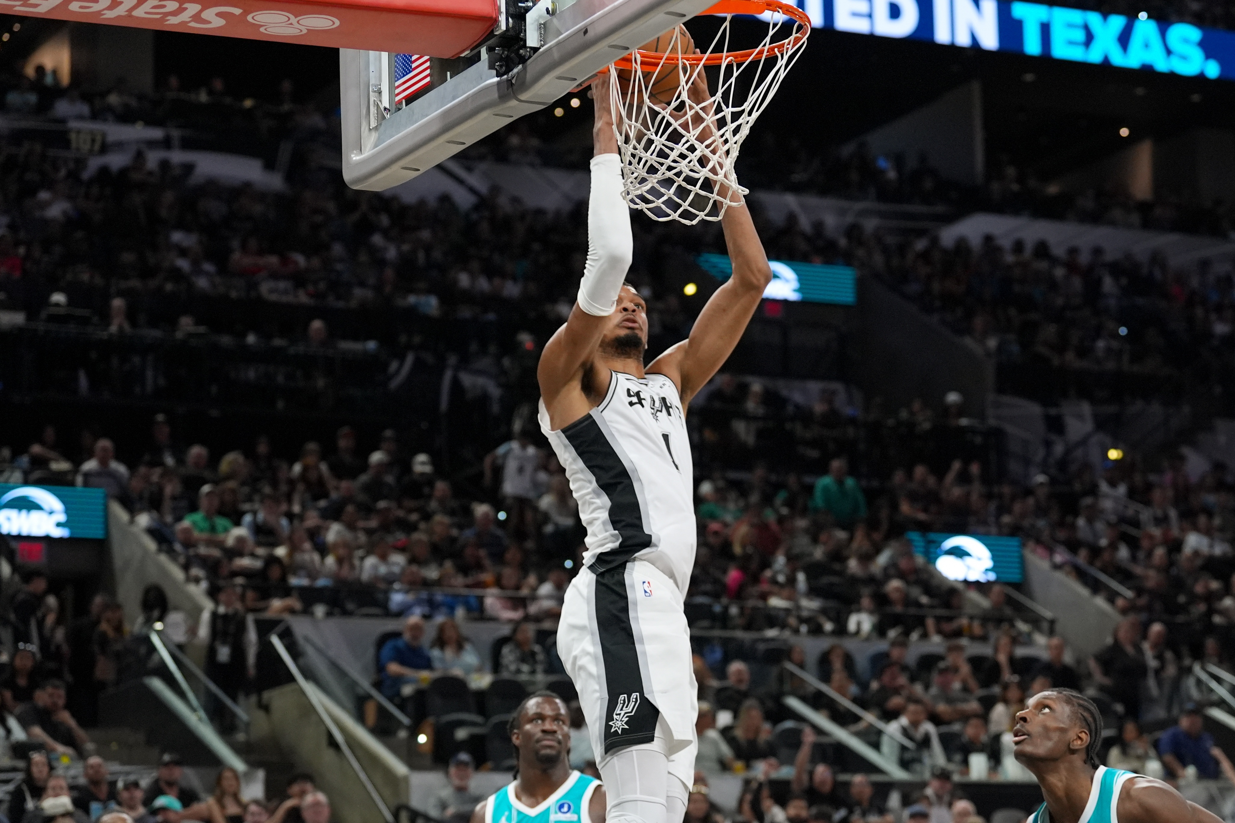 开云品牌-仍有评奖资格！米奇：文班想要达成的目标清单或是史上最长之一