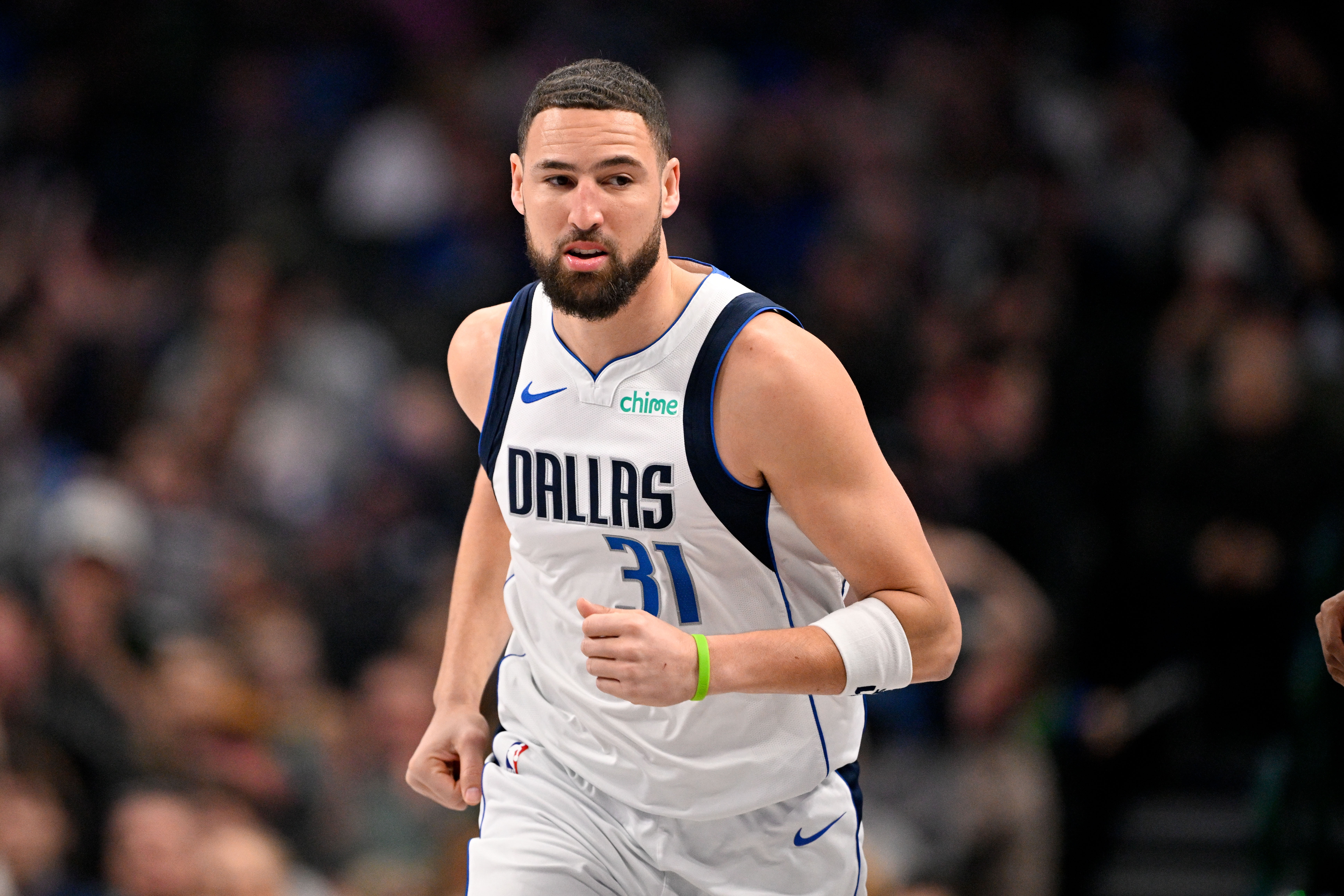 开云品牌-铁麻了！克莱替补10中2&amp;三分7中1仅拿5分1板2助