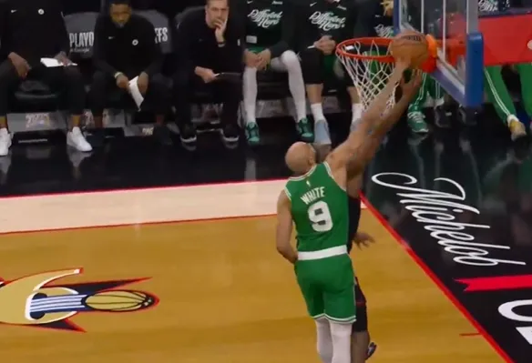 开云集团-最会盖帽的后卫！怀特上下半场各送给恩比德马克西钉板大帽